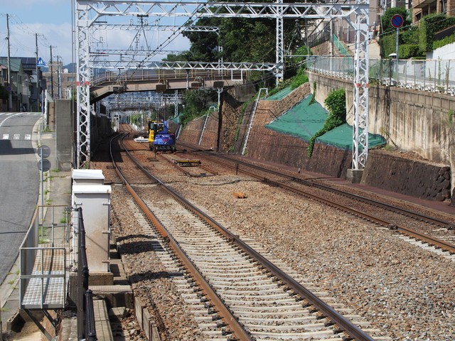 御影駅の西側に上下線に挟まれる形で中線が存在した