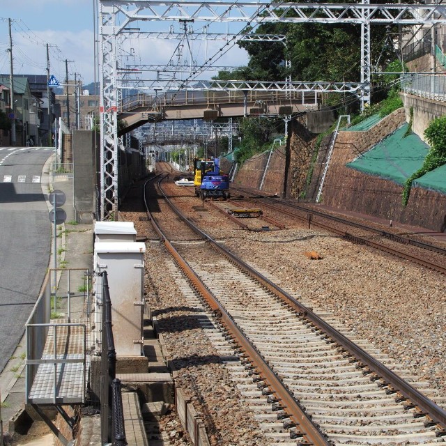 御影駅の西側に上下線に挟まれる形で中線が存在した