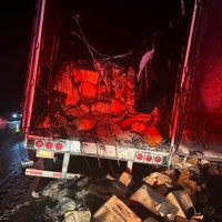 フライドポテト輸送中のトラックが高速道路で炎上、ケガ人はなし