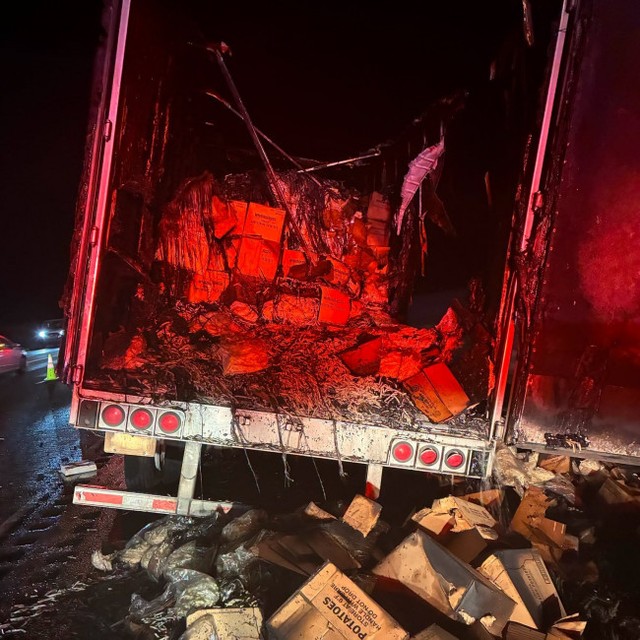 フライドポテト輸送中のトラックが高速道路で炎上、ケガ人はなし