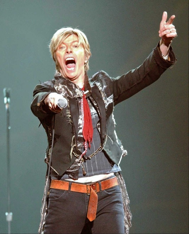 日本武道館公演で熱唱するロック界のレジェンド、デヴィッド・ボウイさん。親日家としても知られた（2004年３月８日撮影）