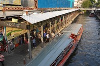 バンコクを東西に流れるセーンセープ運河にある船着き場。次々にやって来る船に帰宅を急ぐ通勤客らが乗り込んでいった