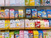 店頭に並ぶキャラクターばんそうこう（上原薬局提供、一部トリミング）