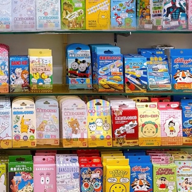 店頭に並ぶキャラクターばんそうこう（上原薬局提供、一部トリミング）
