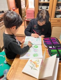 ひ孫と一緒に塗り絵を楽しむ義祖母／おこめやさん（@ocomeya_sanrio）提供