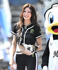 マウンドで笑顔の水上きき＝ZOZOマリンスタジアム