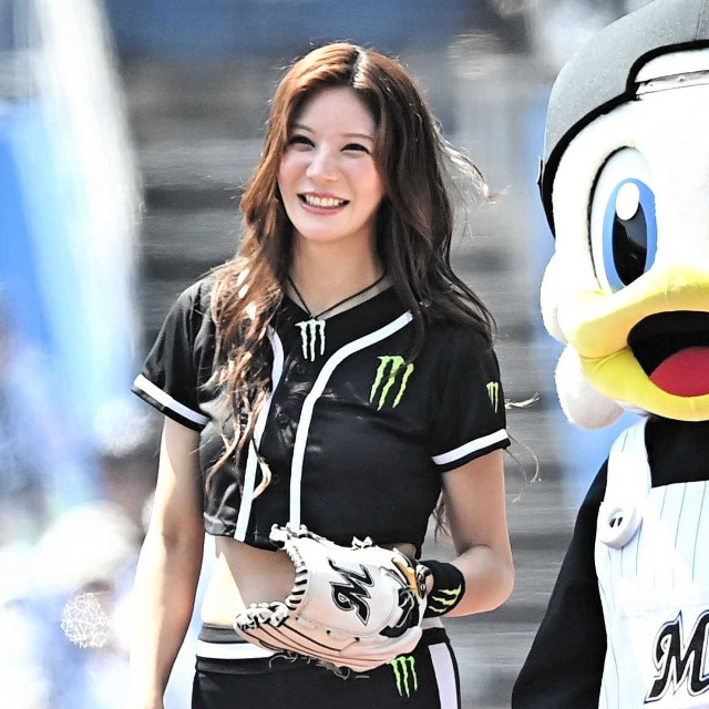 マウンドで笑顔の水上きき＝ZOZOマリンスタジアム