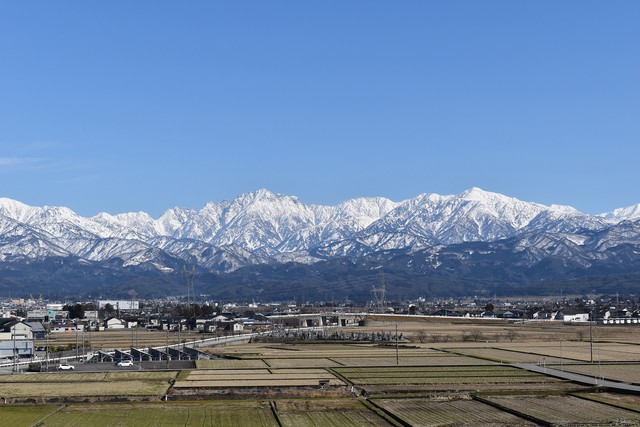 役場庁舎から見る立山連峰（画像提供：舟橋村役場）