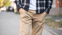 ベージュのズボン　※この画像はイメージです（Shousei/stock.adobe.com）