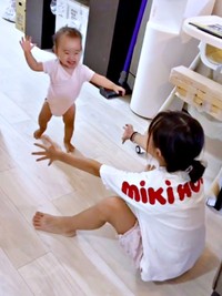 よちよち歩く妹を受け止めるお姉ちゃん（画像提供：はげちゃびん一族の日常さん）