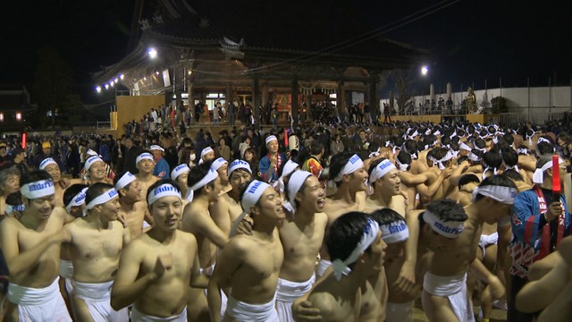 裸の男たちが激しい宝木の争奪戦　岡山市で西大寺会陽