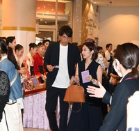 宝塚音楽学校「すみれ募金」に訪れた林昌範氏、フリーアナウンサーの亀井京子夫妻
