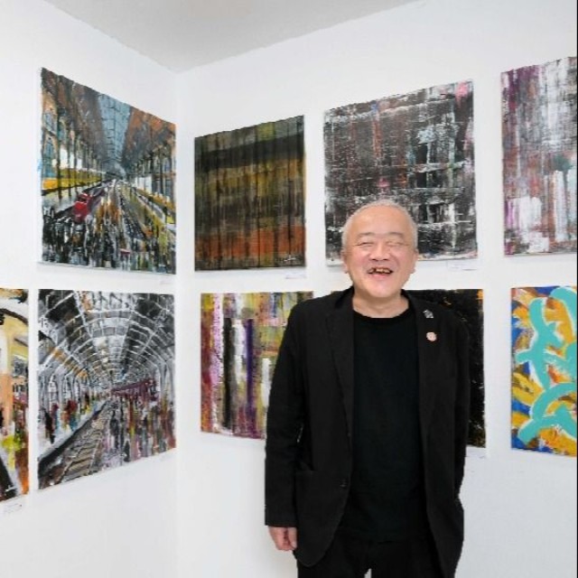 パンクバンド「ザ・スターリン」のドラマーから建築家、画家としても活動するイヌイジュン。各地で作品展を開催＝神戸市内（2023年撮影）