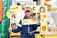 店前のフォトスポットを説明するつば九郎ベーカリー担当者の伊藤さん