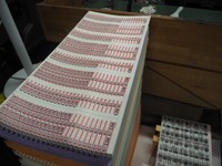 石井文泉堂で印刷中の、クリーニング用タグ