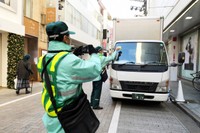 宅配業者の車両が駐車監視員に取り締まられているのは、よく見る風景ですが…（イメージ画像）