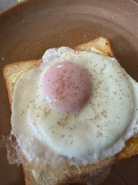 トロトロの目玉焼きをトッピング！（画像提供：ことことさん）