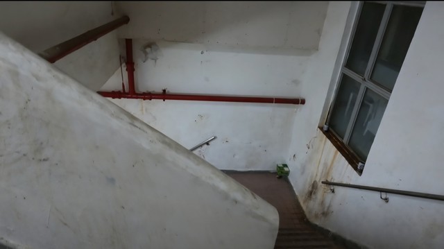 マンション内の非常階段（たむ旅さん提供）