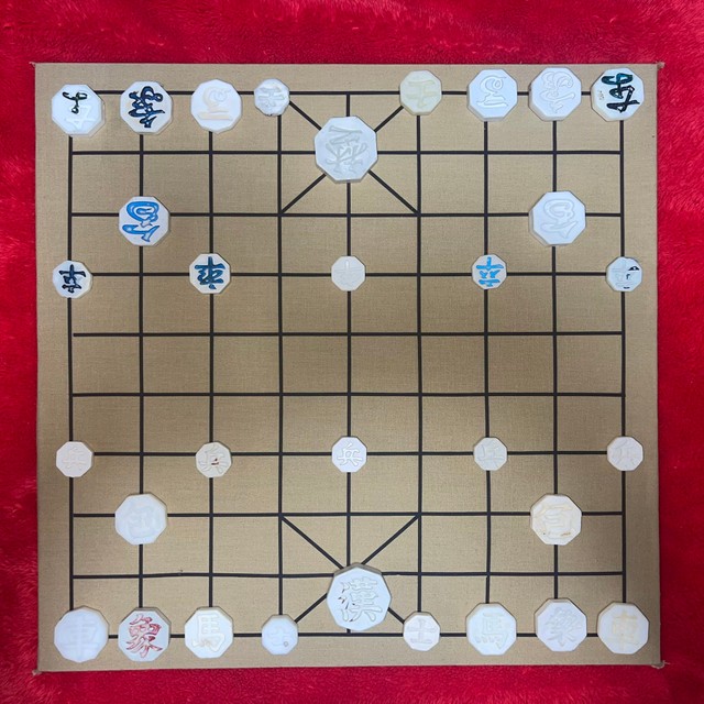 手作りの盤に並べたチャンギの駒。一盤面分が完成した状態／Dennyさん（@De2_trash_rush）提供