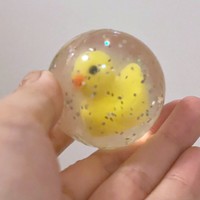 昨年も「娘、このボールの中から相変わらずヒヨコを助け出したがっている」との投稿がありました（画像提供：こびとやさん）