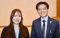 台鋼ホークスの劉東洋GM（右）と「情熱棒球」を制作した関西大学社会学部メディア専攻の溝淵千夏さん
