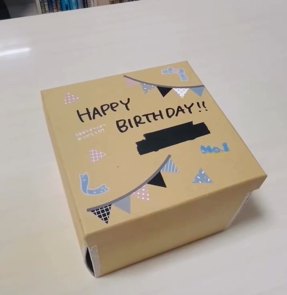 お子さんたちが待ちわびているお菓子ボックス。蓋を開けてみると…（ゆうけいさんThreadsより　画像はスクリーンショット）