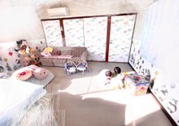 ベビーチェア、クッション、おもちゃ、ぬいぐるみなどが揃えられた温かな雰囲気の双子ちゃんルーム（suu双子ママさんXより）