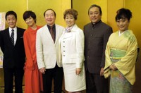 （左から）英太郎、藤田朋子、中村梅雀、水谷八重子、渋谷天外、山村紅葉＝2012年