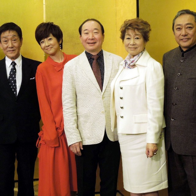 （左から）英太郎、藤田朋子、中村梅雀、水谷八重子、渋谷天外、山村紅葉＝2012年