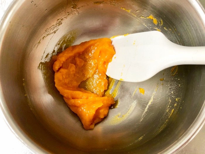 豆乳、油を順に加え、その都度なめらかになるまでゴムベラで混ぜる。