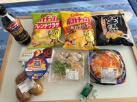 お菓子や総菜をずらりと並べた“ひとり宴”の写真／沙羅さん（@sarachiiiiin26）提供