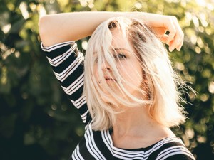 髪を明るくすると運気が良くなる。それ以来ずっと金髪で生きている