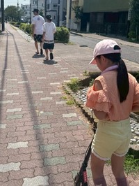 キックボードで父姉を追いかける三女／OTORNさん（＠_otorn_）提供