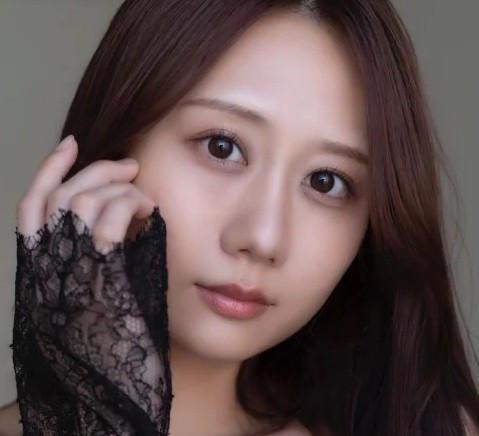 古畑奈和デジタル写真集『stole my heart』（撮影：田畑竜三郎、発行：ワニブックス）表紙