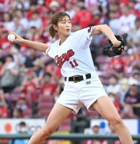 始球式に登板した稲村亜美＝2023年8月15日撮影