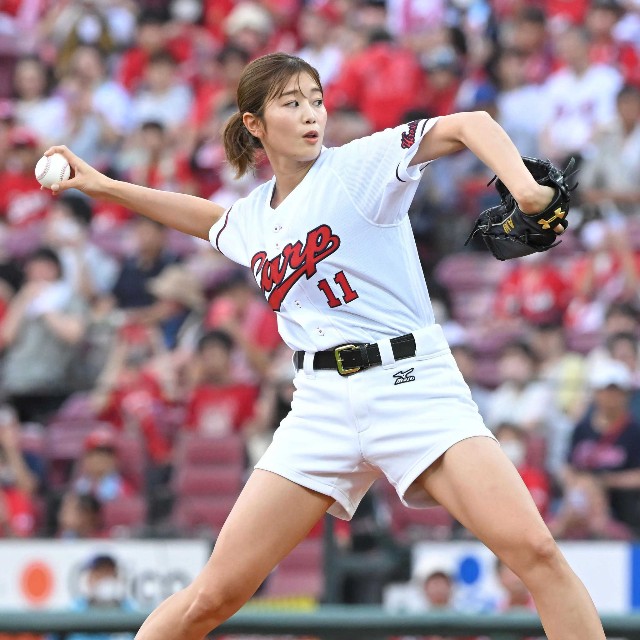 始球式に登板した稲村亜美＝2023年8月15日撮影