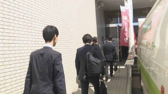 高松南郵便局に入る四国運輸局の職員