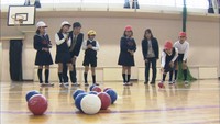 障害者も健常者も同じルールで…パラ種目「ボッチャ」を小学生が体験　高松市