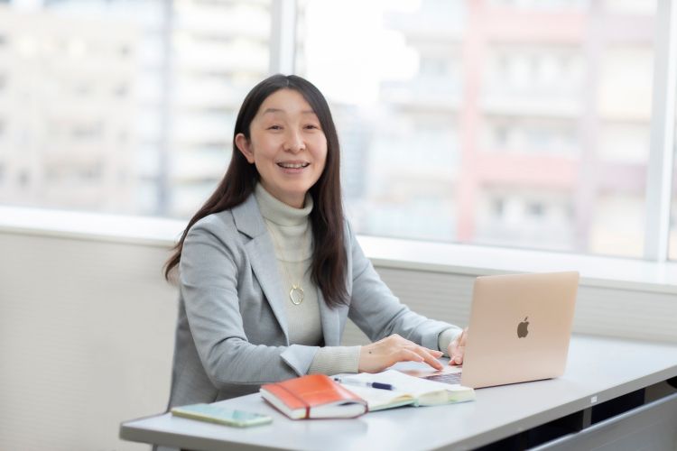 食品ジャーナリストの井出留美さん。コンビニで売れ残った恵方巻き大量廃棄問題などを調べて発信している＝本人提供