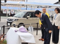 安倍晋三元首相が銃撃された現場となった近鉄大和西大寺駅前の広場で献花する国民民主党の玉木雄一郎代表