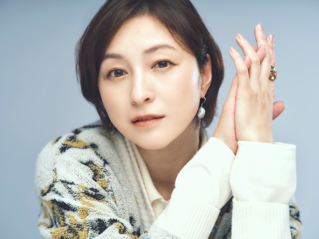 ヘアメイク：倉田明美（THYMON Inc.）/スタイリスト：道端亜未