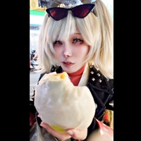 台湾で肉まんをほおばる日本人コスプレイヤー・いいひとさん（画像提供：いいひと台湾FFさん）