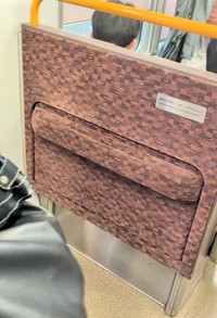 真ん中の溝に手をかけて引き出すと（えいじさん提供）