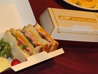 ゲーム内でアイテムが入っている「ＳＵＰＰＬＩＥＳ　ＢＯＸ」にサンドイッチが入ったコラボメニューも