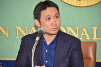 会見する濱口竜介監督　(C)2021『ドライブ・マイ・カー』製作委員会