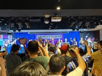 延べ３００人以上が参加した「スナックサミット2026」の会場で乾杯する人たち＝都内