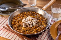 ハウス食品が提案するレシピ「きのことビーフのキーマカレー」（提供）