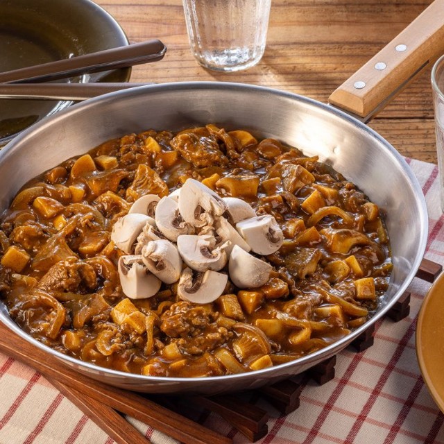 ハウス食品が提案するレシピ「きのことビーフのキーマカレー」（提供）