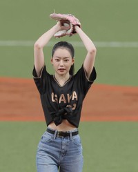 ファーストピッチセレモニーを務めるなごみ＝京セラドーム大阪