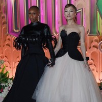 　シンシア・エリヴォ（左）とアリアナ・グランデ